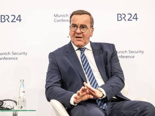 Boris Pistorius speaking on stage in front of a Munich Security Conference and BR24 backdrop