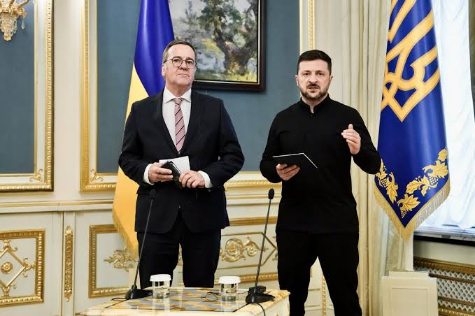 Boris Pistorius and President Volodymyr Zelensky at a joint press appearance in Kyiv